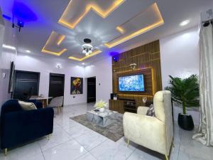 TV a/nebo společenská místnost v ubytování Brand new 2 bedroom apartment in Surulere
