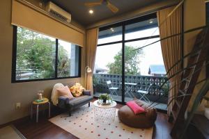 圣胡安Lux Sea Studio 1的阳台设有带沙发和椅子的客厅