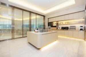 Kuchyň nebo kuchyňský kout v ubytování Quanji shanghai Hongqiao Gubei No 1 hotel