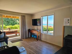 TV a/nebo společenská místnost v ubytování Dunrobin Cottage