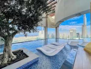 Πισίνα στο ή κοντά στο Paramount Downtown Burj Khalifa View with 64th floor Infinity pool