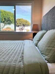 Postel nebo postele na pokoji v ubytování Cozy private room B in S Central LA