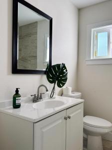 Koupelna v ubytování Cozy private room B in S Central LA + 11 fotografií