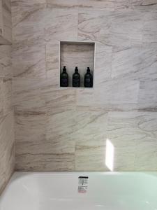 Koupelna v ubytování Cozy private room B in S Central LA