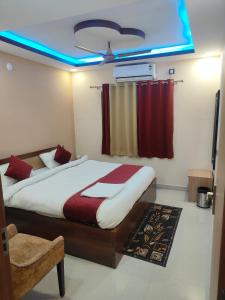 Pavitram Hotel & Banquet客房内的一张或多张床位