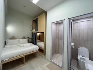 新加坡Code Hostel at Kampong Glam的一间带床和淋浴的小卧室