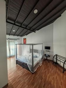 un dormitorio con una cama con dosel en Conch Villa- 3 Min walk to the beaches, en Tangalle