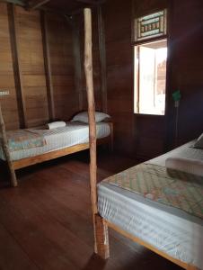 une chambre avec deux lits superposés et une fenêtre dans l'établissement Papajamsurfcamp, à Masokut 16 autres photos