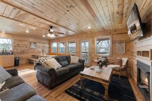 TV at/o entertainment center sa Five Cabins in Jasper - Perfect For Large Groups!