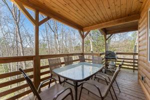 Balcony o terrace sa Five Cabins in Jasper - Perfect For Large Groups!