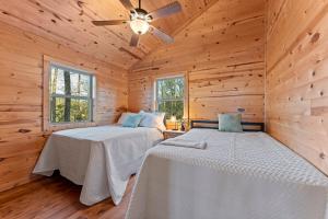 Kama o mga kama sa kuwarto sa Five Cabins in Jasper - Perfect For Large Groups!
