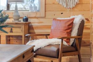 Seating area sa Five Cabins in Jasper - Perfect For Large Groups!