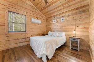 Kama o mga kama sa kuwarto sa Five Cabins in Jasper - Perfect For Large Groups!