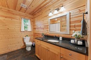 Bathroom sa Five Cabins in Jasper - Perfect For Large Groups! +37 photo