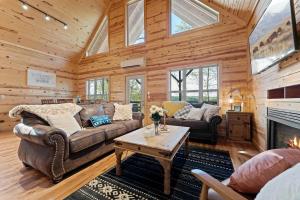 Seating area sa Five Cabins in Jasper - Perfect For Large Groups!
