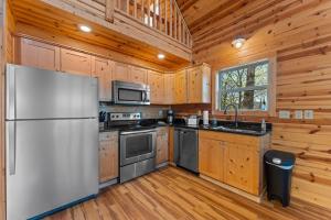 Kitchen o kitchenette sa Five Cabins in Jasper - Perfect For Large Groups!
