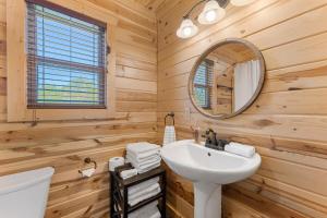 Bathroom sa Five Cabins in Jasper - Perfect For Large Groups!
