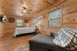 Kama o mga kama sa kuwarto sa Five Cabins in Jasper - Perfect For Large Groups!