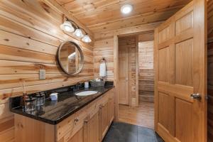 Kitchen o kitchenette sa Five Cabins in Jasper - Perfect For Large Groups!