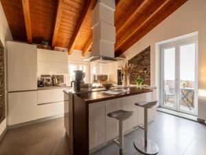 Virtuve vai virtuves zona naktsmītnē Apartment in Vignone with Lake Maggiore Views