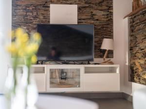 TV a/nebo společenská místnost v ubytování Modern apartment lake major view