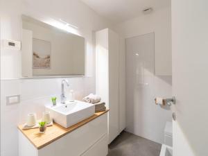 Koupelna v ubytování Modern apartment lake major view + 29 fotografií