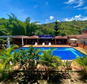 圣希尔Hotel Davilejas的一座带游泳池和大楼的度假村