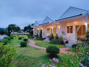 a house with a pathway in front of it at รักเขาแอนด์บ้านมุง in Ban Mung