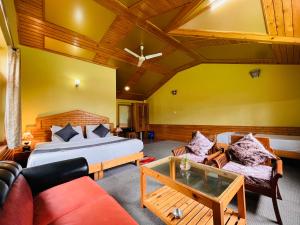 Predel za sedenje v nastanitvi The Four Season Hotel & Resort, Manali - A blissful view from rooms