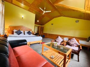 Predel za sedenje v nastanitvi The Four Season Hotel & Resort, Manali - A blissful view from rooms