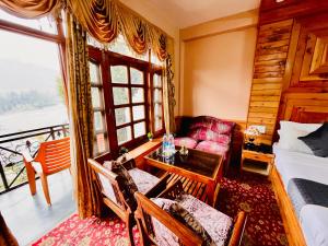 Predel za sedenje v nastanitvi The Four Season Hotel & Resort, Manali - A blissful view from rooms
