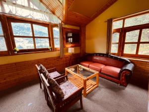 Predel za sedenje v nastanitvi The Four Season Hotel & Resort, Manali - A blissful view from rooms