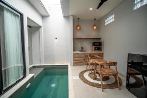 Bazén v ubytování The Eight Villa & Rooms Bali - Seminyak nebo v jeho okolí