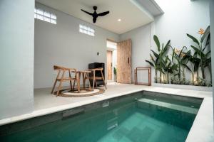 Bazén v ubytování The Eight Villa & Rooms Bali - Seminyak nebo v jeho okolí