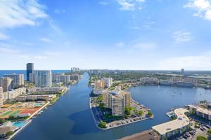 una vista aérea de un río en una ciudad en Luxury 3BR With Stunning Views on High Floor, en Hallandale Beach