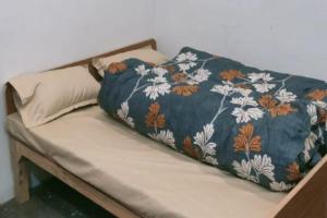 Una cama con una manta azul y blanca encima. en Sharda Palace by StayApart, en Barkot