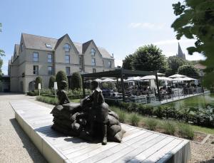 Vrt pred nastanitvijo Ariane Hotel