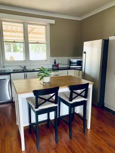 Η κουζίνα ή μικρή κουζίνα στο 3 bedroom house perfect for work