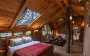 本贾尔Kudrat - A Boutique Homestay- Tirthan Valley的小木屋里的一间卧室，里面有一张床