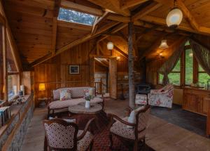 Kudrat - A Boutique Homestay- Tirthan Valley的休息区