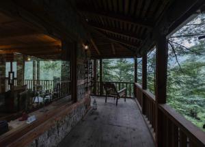 Kudrat - A Boutique Homestay- Tirthan Valley的阳台或露台