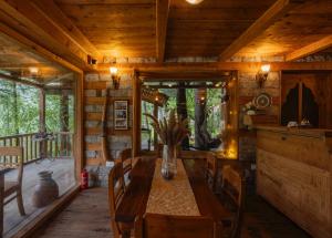 Kudrat - A Boutique Homestay- Tirthan Valley的休息区
