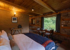 Kudrat - A Boutique Homestay- Tirthan Valley客房内的一张或多张床位