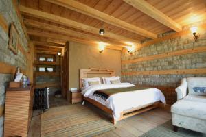 Kudrat - A Boutique Homestay- Tirthan Valley客房内的一张或多张床位