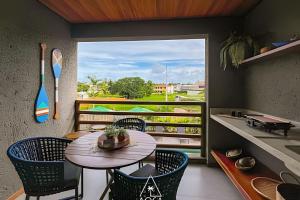 une pièce avec une table, des chaises et une fenêtre dans l'établissement Gamboa Patacho - Refúgio exclusivo a apenas 150 metros da paradisíaca Praia do Patacho, à Porto de Pedras