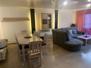Ruang duduk di stay with friends Trier 1