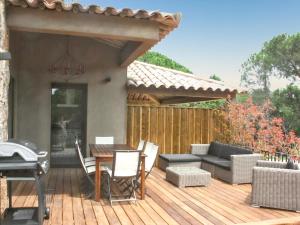 Posedenie v ubytovaní Appartement spacieux à Porto-Vecchio avec piscine partagéeB