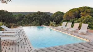 Bazén v ubytovaní Appartement spacieux à Porto-Vecchio avec piscine partagéeB alebo v jeho blízkosti