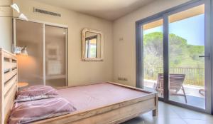 Posteľ alebo postele v izbe v ubytovaní Appartement spacieux à Porto-Vecchio avec piscine partagéeB