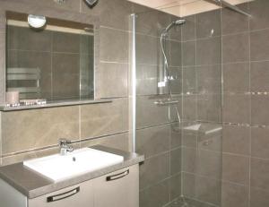Kúpeľňa v ubytovaní Appartement spacieux à Porto-Vecchio avec piscine partagéeB + 28 fotografií